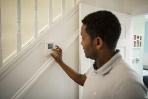 Adjusting thermostat to heat pump